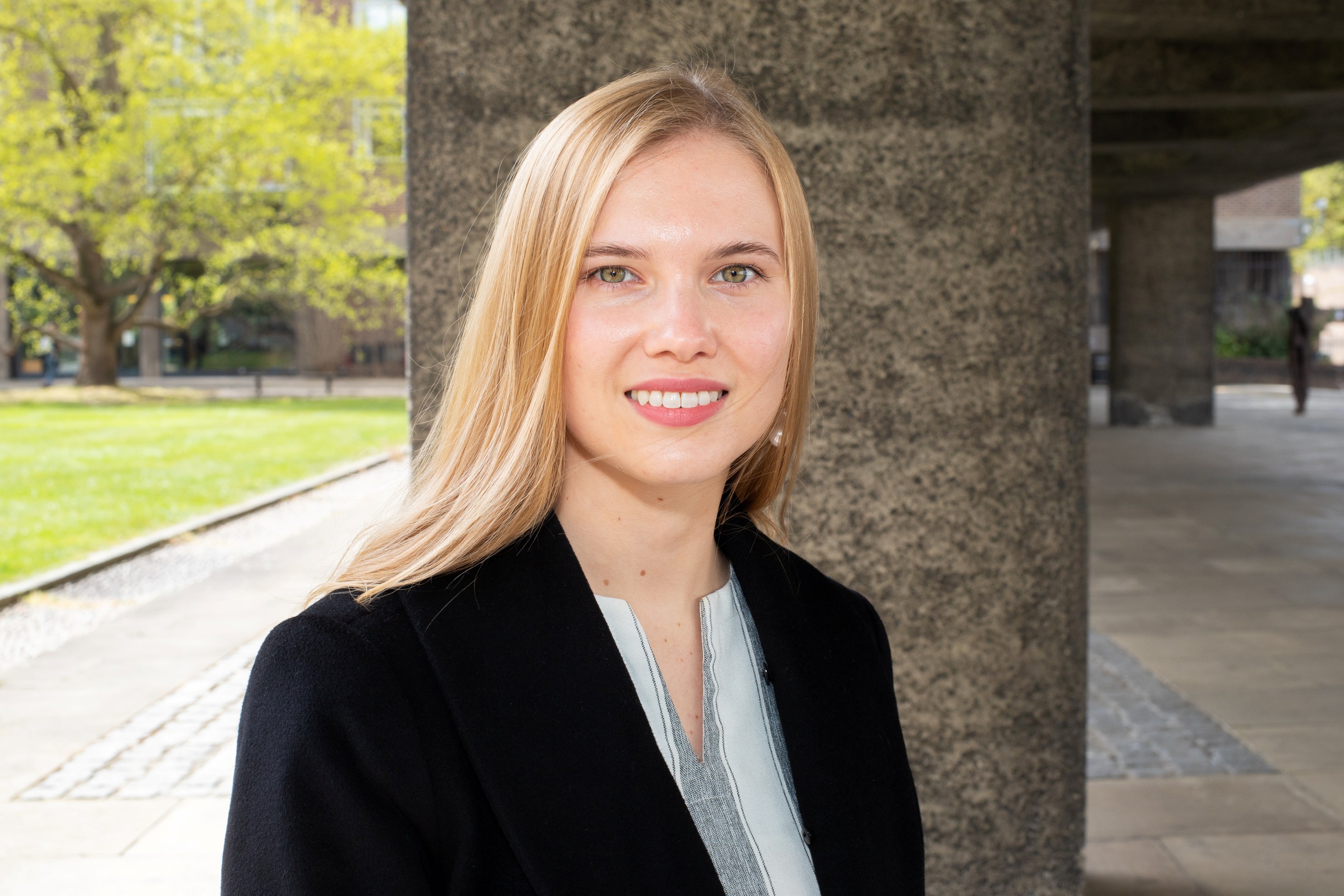 Holli Sargeant headshot